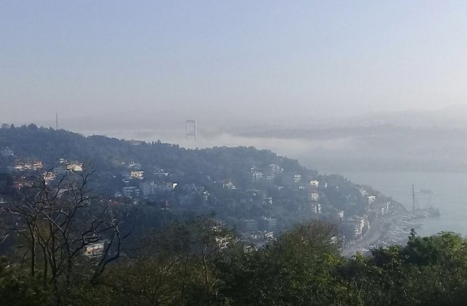 İSTANBUL BOĞAZI’NDA SİS MANZARASI GÖRENLERİ MEST ETTİ