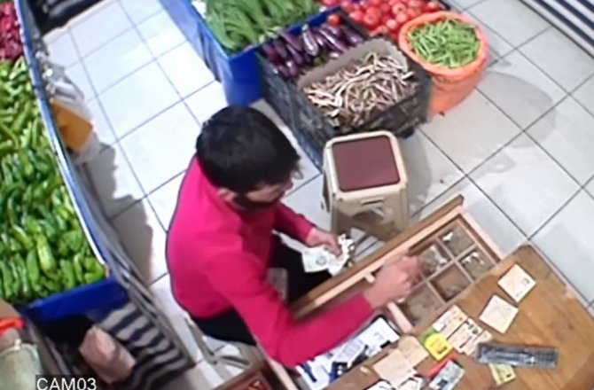 FIRSATÇI HIRSIZ BAĞIŞ KUTUSUNU BİLE ÇALDI