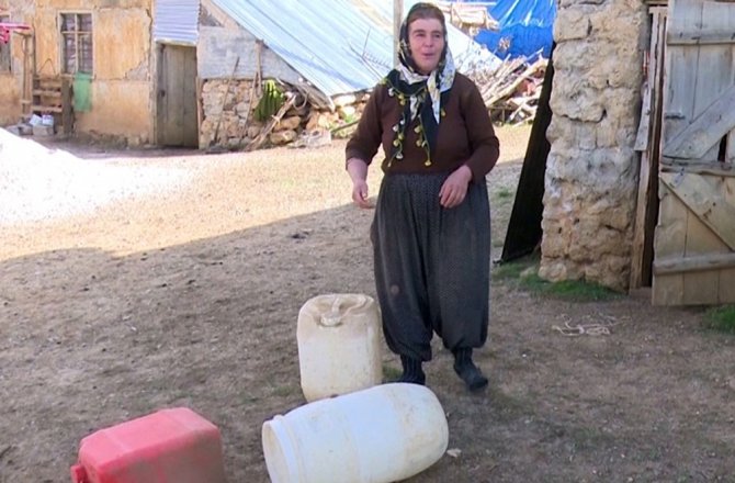 KÖYE SU GELDİ, İNSAF TEYZE DAYAKTAN KURTULDU