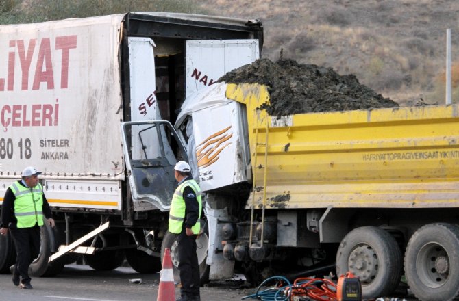 KAMYON İLE TIR ÇARPIŞTI: 1 ÖLÜ