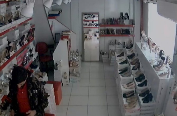 AYAKKABICIDAN ÇALDI, PANTOLONUNA SAKLADI