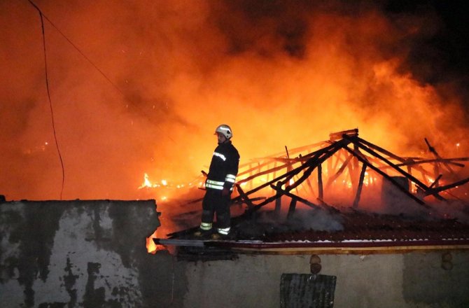 TANDIR ATEŞİ 3 EVİ YAKTI