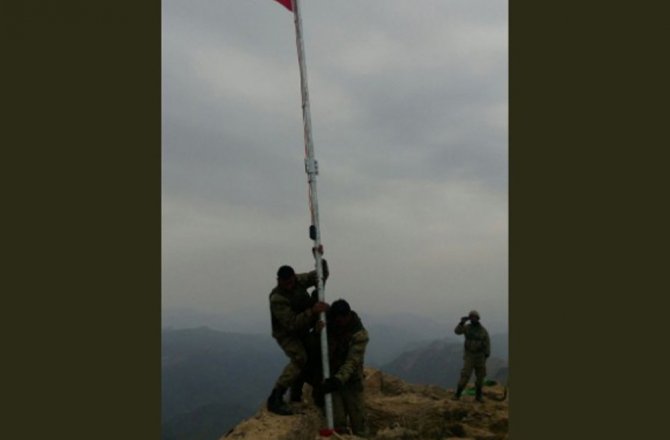 TÜRK ASKERİ ORAYA BAYRAK DİKTİ