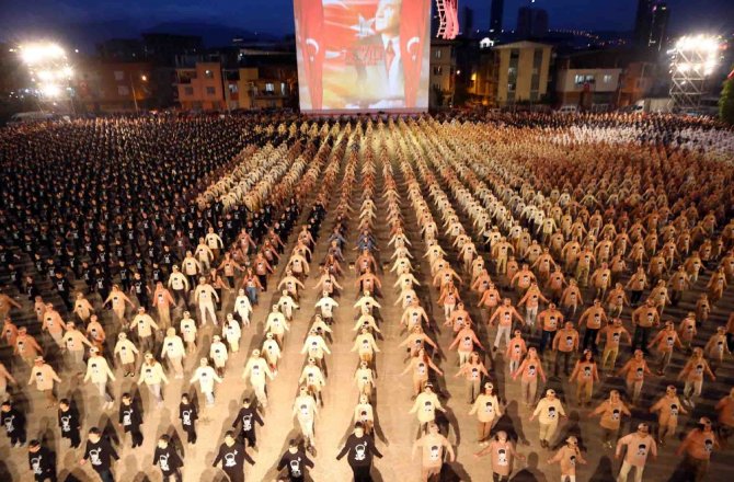 İZMİR’DE 4 BİN KİŞİLİK ZEYBEK