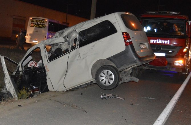 İKİ ARAÇ KAFA KAFAYA ÇARPIŞTI: 2 ÖLÜ