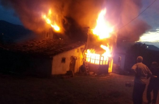 TÜP PATLADI, 2 KATLI EV YANDI