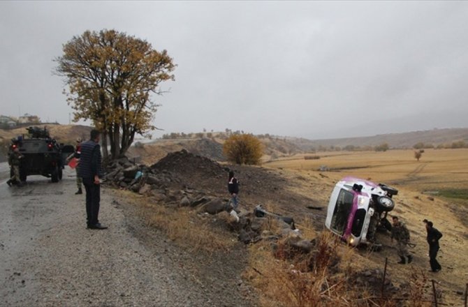 BİNGÖL'DE TRAFİK KAZASI: 19'U ÇOCUK 23 KİŞİ YARALANDI