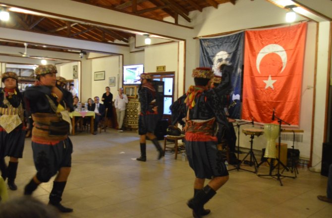 ’CUMHURİYET BALOSU’NDA ŞARKI KRİZİ