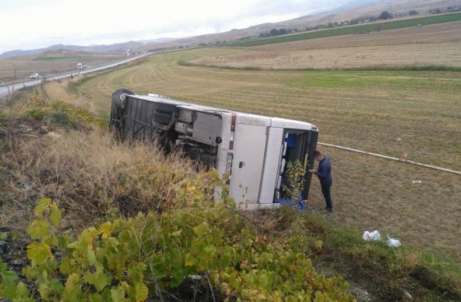 İŞÇİ SERVİSİ DEVRİLDİ: 19 YARALI