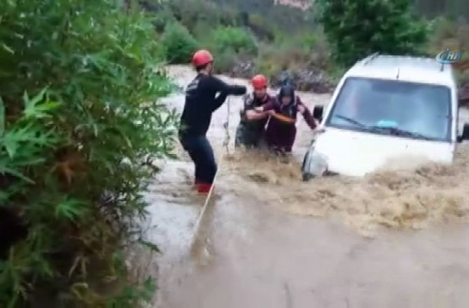 DEREYE DÜŞEN ARAÇTA MAHSUR KALANLARI İTFAİYE KURTARDI