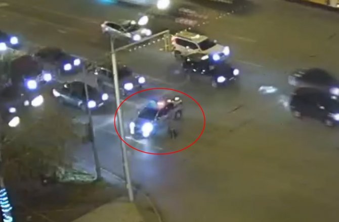 YOĞUN TRAFİKTEKİ YAŞLI ADAMIN İMDADINA POLİS YETİŞTİ