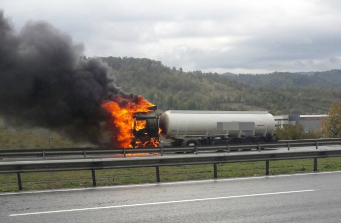 BİTKİSEL YAĞ YÜKLÜ TANKER ALEV ALEV YANDI