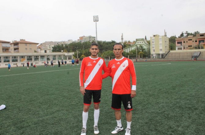 BABA OĞUL AYNI TAKIMDA FORMA GİYİYOR