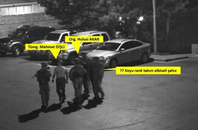 AKAR’IN YANINDAKİ TAKIM ELBİSELİ ŞAHIS KİM ?