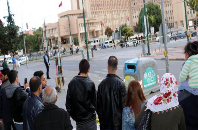 GAZİANTEP VALİLİĞİ ÖNÜNDE BOMBA PANİĞİ