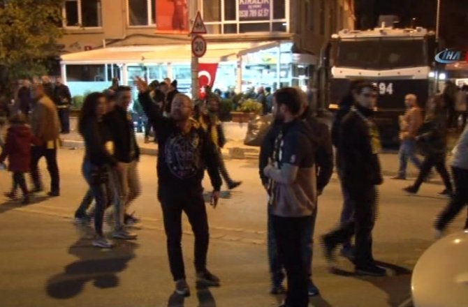 TARAFTARLARDAN FENERBAHÇE YÖNETİMİNE TEPKİ