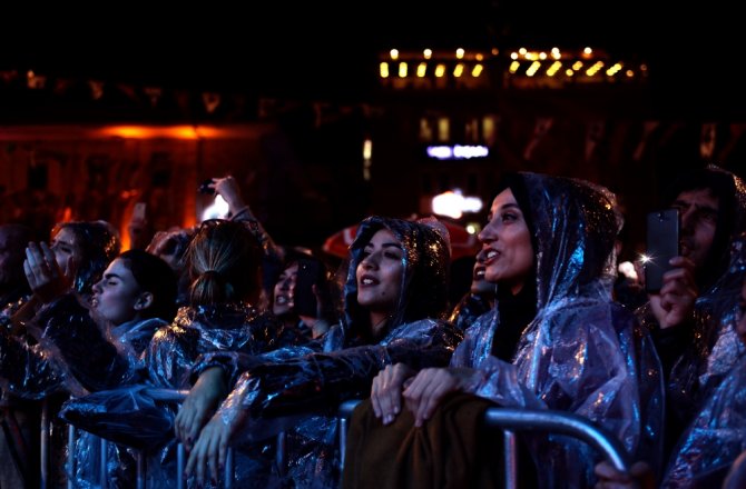 VOLKAN KONAK YAĞMUR ALTINDA KONSER VERDİ