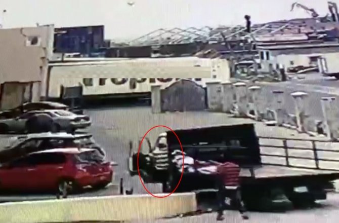 EL FRENİ ÇEKİLMEYEN KAMYONET BİR ANDA HAREKET ETTİ