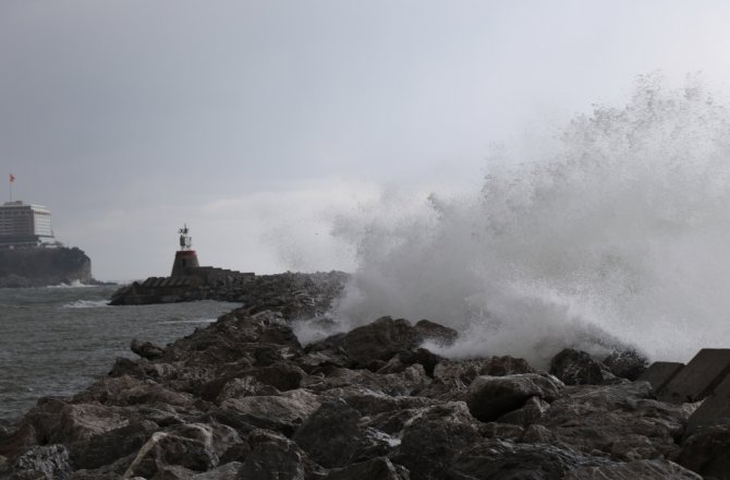 DALGALARIN BOYU 10 METREYE ULAŞTI