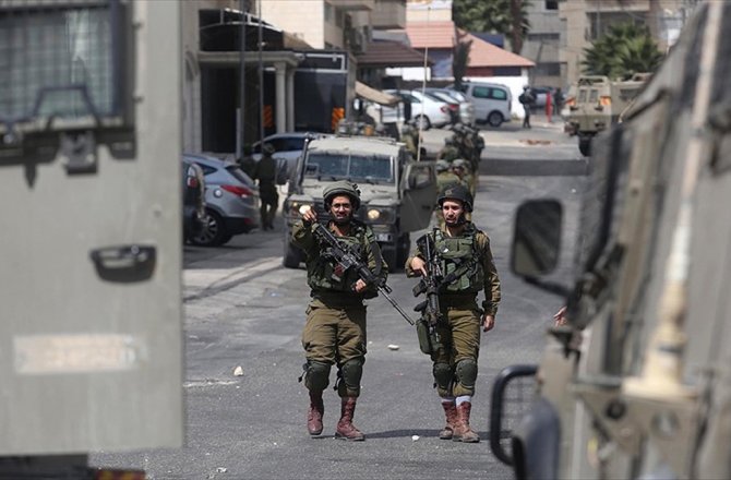 İSRAİL ASKERLERİ 2 FİLİSTİNLİYİ VURARAK YARALADI