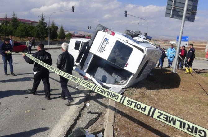 KAHRAMANMARAŞ’TA POLİS MİNİBÜSÜ İLE TİCARİ ARAÇ ÇARPIŞTI!