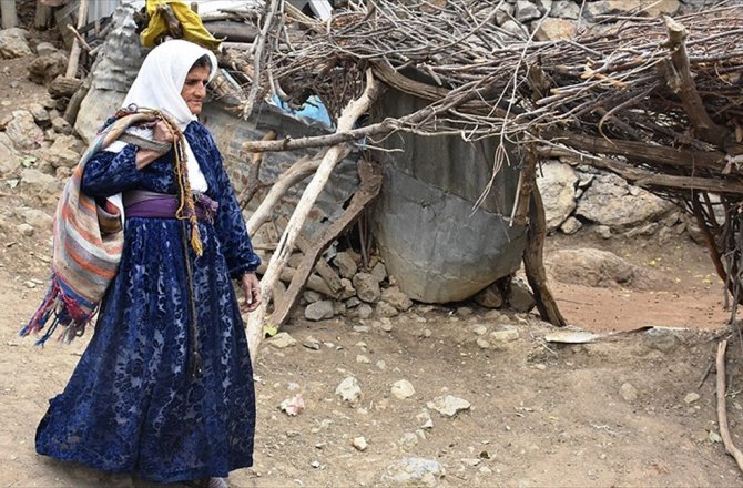 YAŞLI KADIN ÇOCUKLARININ RIZKINI 'DOĞADAN' ÇIKARIYOR