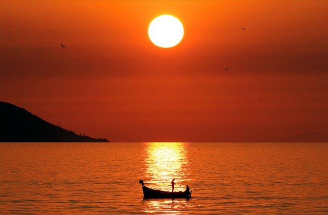 TÜRKİYE'NİN DENİZLERİ 'ISINIYOR'