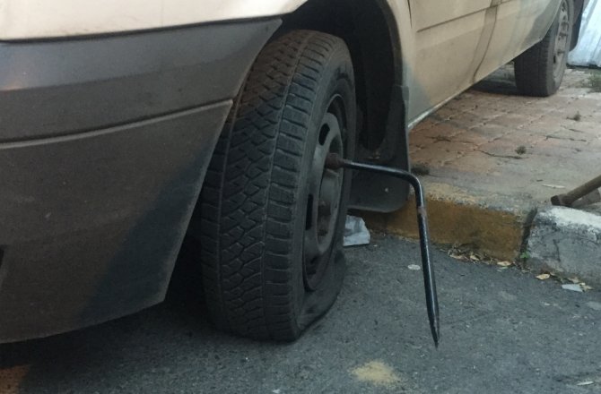 BEYOĞLU’NDA 20 ARACIN LASTİĞİNİ PATLATTILAR