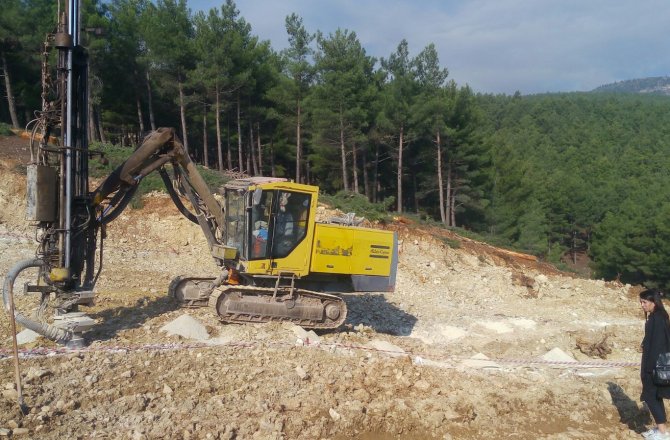 KAYALARI DELEREK YOL YAPIYORLAR