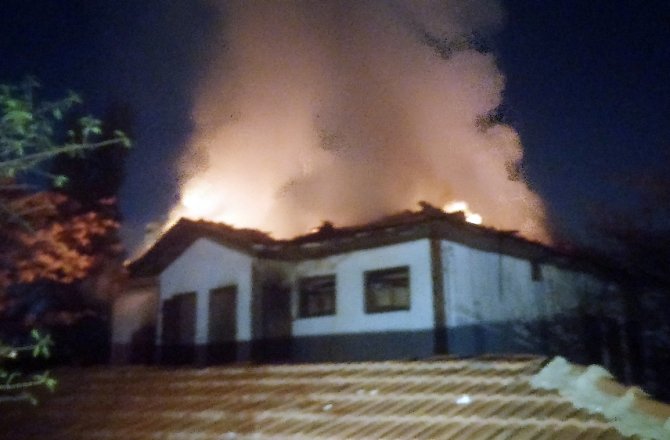 TARİHİ BİNA ALEVLERE TESLİM OLDU