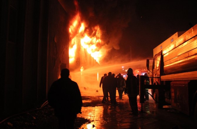 FABRİKA ALEVLERE TESLİM OLDU