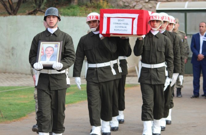 ŞEMDİNLİ’DE KORUCU ŞEHİTLER İÇİN TÖREN DÜZENLENDİ