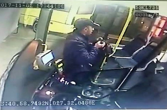 HALK OTOBÜSÜNDE HIRSIZLIK: OTOBÜS ŞOFÖRÜNÜN ÇANTASI ÇALINDI