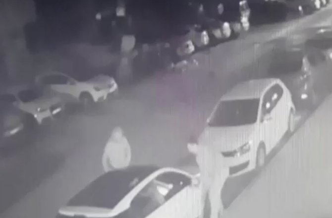 ARABALARIN AYNALARINI SÖKEN HIRSIZLAR KAMERADA