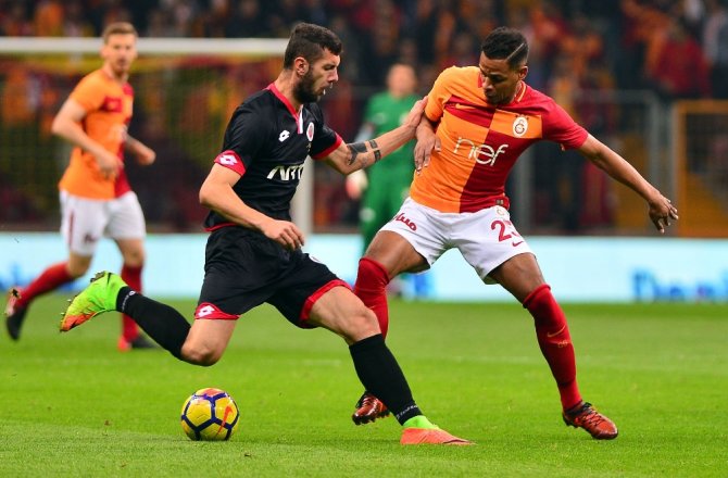 İLK YARIDA 2 GOL VAR