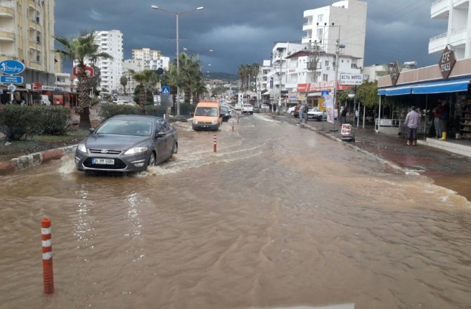MERSİN’DE YAĞIŞLAR SELE NEDEN OLDU