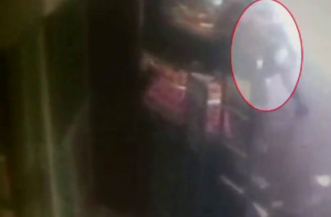 GENÇ KIZIN CEBİNDEKİ TELEFONU BÖYLE ÇALDI