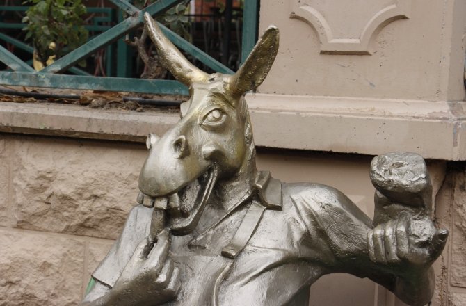 ‘ÇEKİRDEK ÇİTLEYEN EŞEK’ KULAKLARINA KAVUŞTU