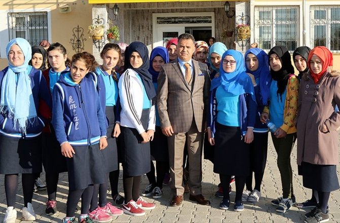 KÖY KÖY DOLAŞIP KIZ ÇOCUKLARINI OKULLU YAPTILAR