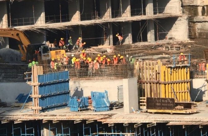 İSTANBUL’DA ŞANTİYEDE GÖÇÜK: 1 İŞÇİ TOPRAK ALTINDA