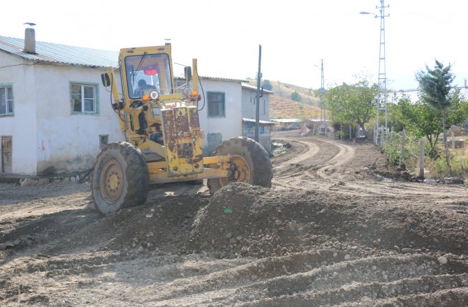 PAZARCIK’TA KIRSAL MAHALLERE HİZMET DEVAM EDİYOR