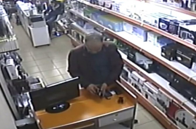 GÜVENLİK KAMERASINDAN KAÇAMADI! MÜŞTERİ GİBİ GELDİ