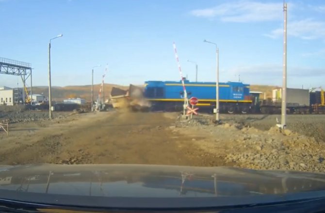 TREN KAMYONETE BÖYLE ÇARPTI