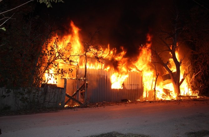 BİR EV YANGINDA BÖYLE KÜL OLDU