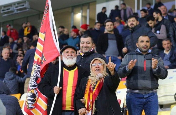 TRİBÜNLERİN EN YAŞLI ÇİFTİ