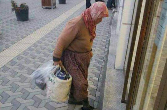 YAŞLI TEYZE ÇAMURLU AYAKKABILARINI ÇIKARIP GİRDİ