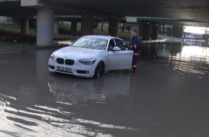 SU BORUSU PATLADI, ALT GEÇİDİ SU BASTI