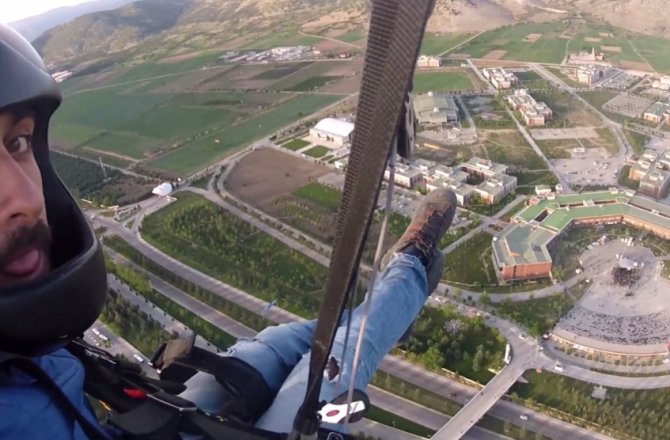 PARAŞÜTLE OKULA GELDİ