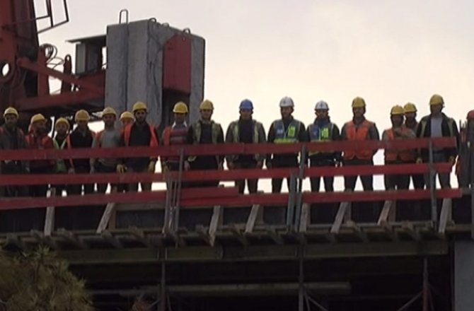 ATA’YA METRELERCE YÜKSEKLİKTE SAYGI DURUŞU