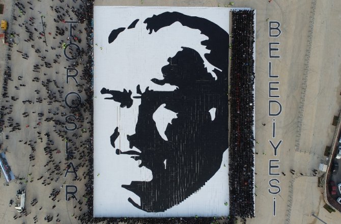 7 BİN 700 KİŞİLİK ’CANLI ATATÜRK PORTRESİ’